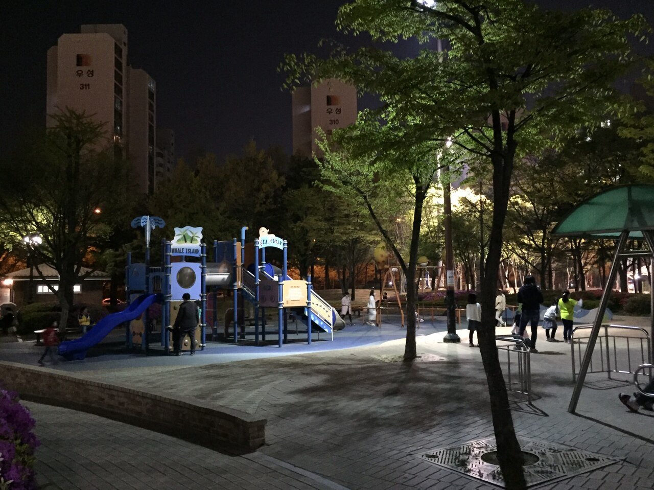 안양 평촌중앙공원 어린이 놀이터의 저녁 풍경