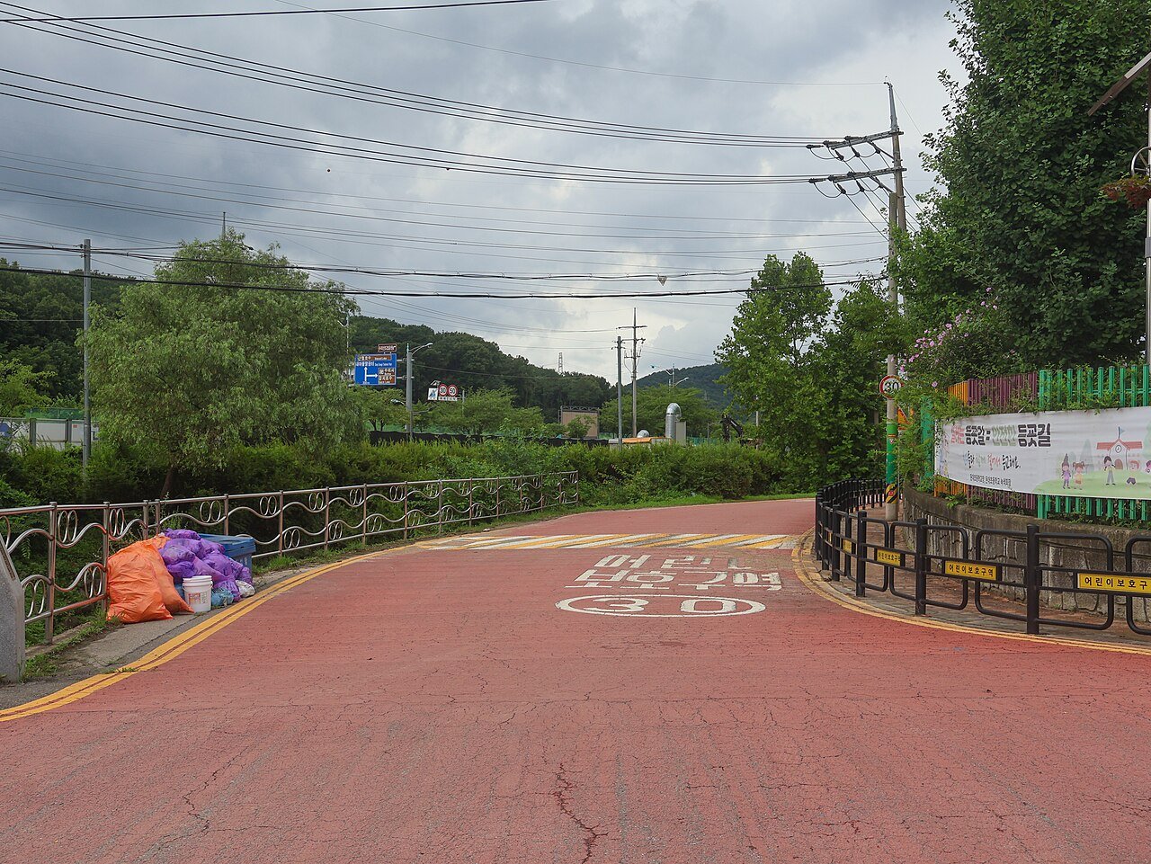 경기 군포시 초등학교 앞 어린이 보호구역 도로, 붉은 노면과 제한속도 30 표시