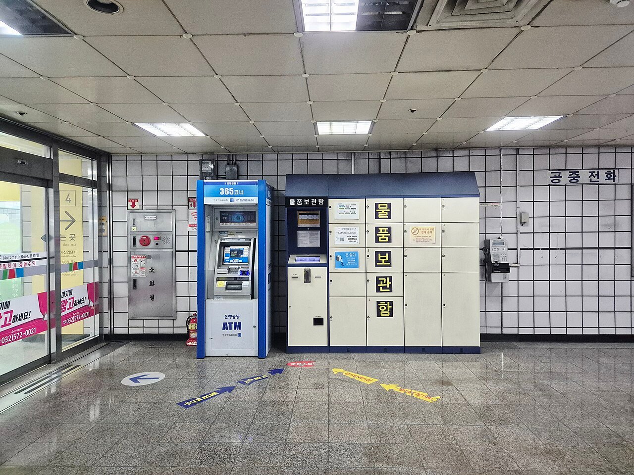인천지하철 갈산역 지하 통로에 설치된 은행공동 ATM 365코너
